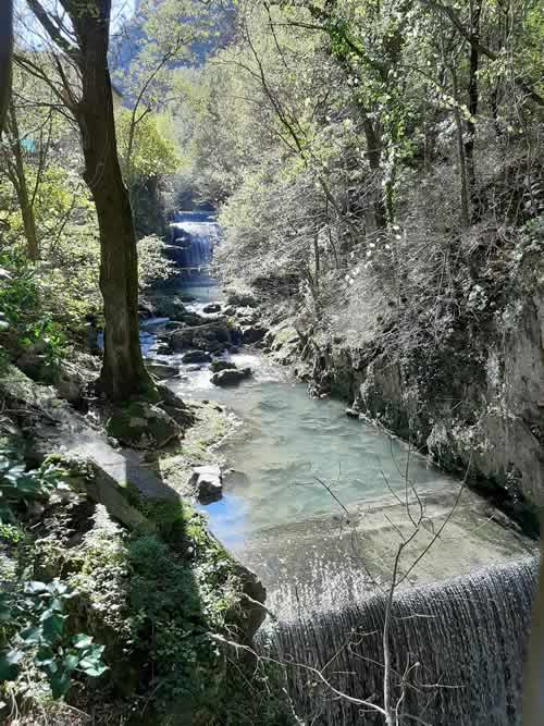 Ruscello e cascata