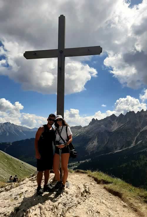 Escursionisti su una croce di vetta