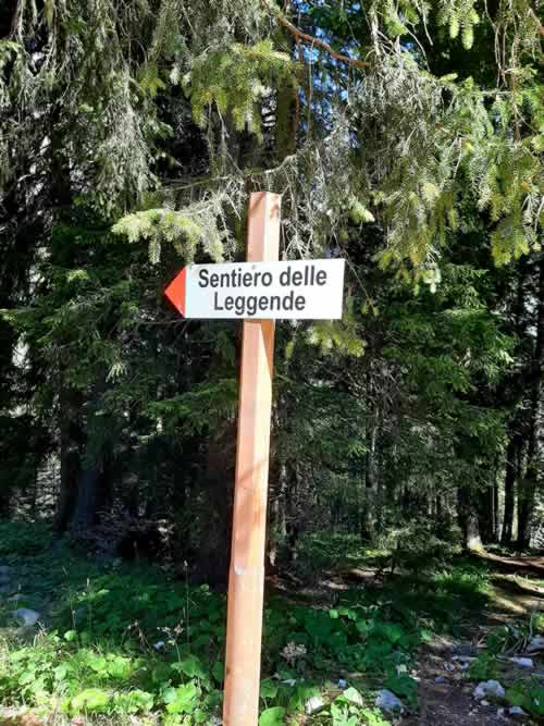 Cartello del Sentiero delle Leggende in Val di Fassa