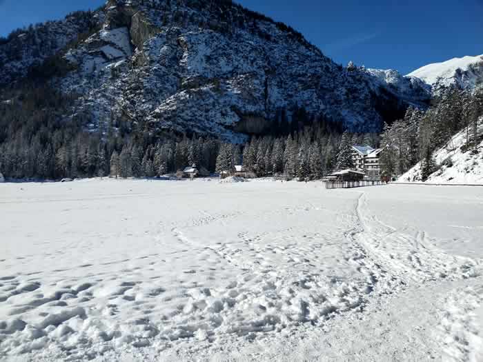 Lago di Braies con la neve