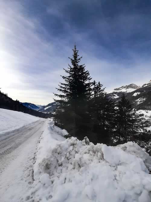 Strada con la neve