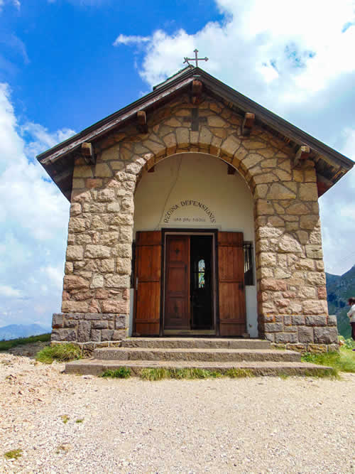 Chiesetta sulla strada per i Rifugi Sass Becè e Fredarola