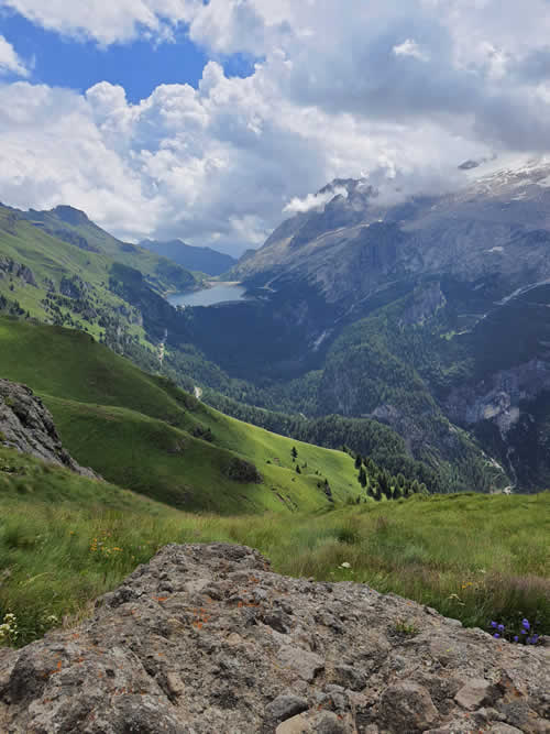 Panorama sul Lago di Fedaia e la Marmolada