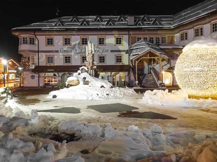 Piazza del comune di San Giovanni a Pozza di Fassa