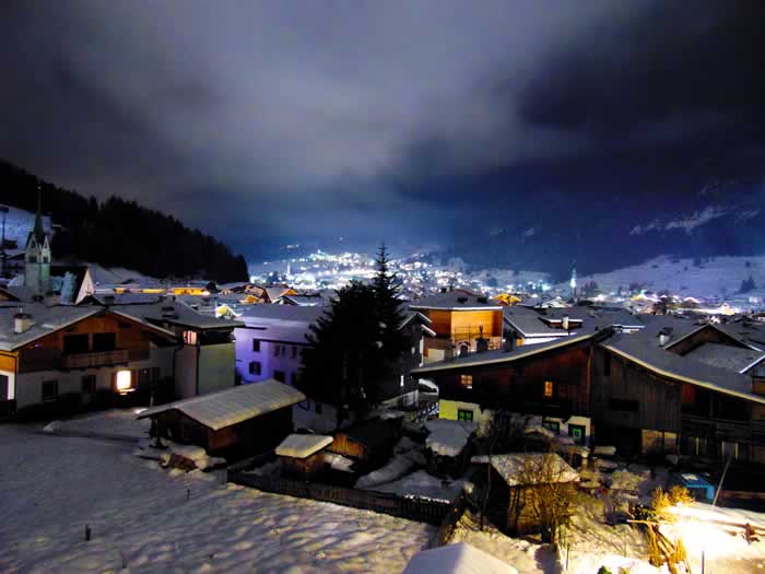 Pozza di Fassa notturna