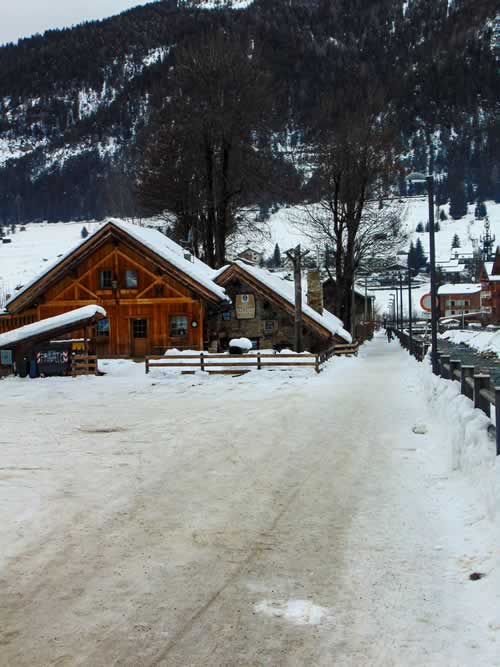 Vialetto innevato