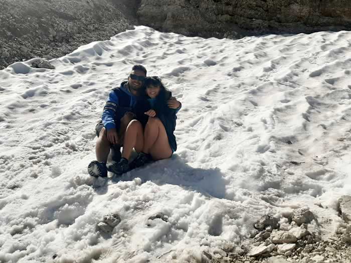 Selfie di coppia sulla neve