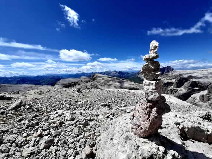 Scultura di sassi in montagna