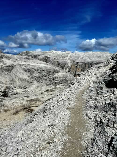 Sentiero per il Rifugio Capanna di Fassa