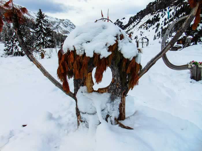 Statua scolpita in legno