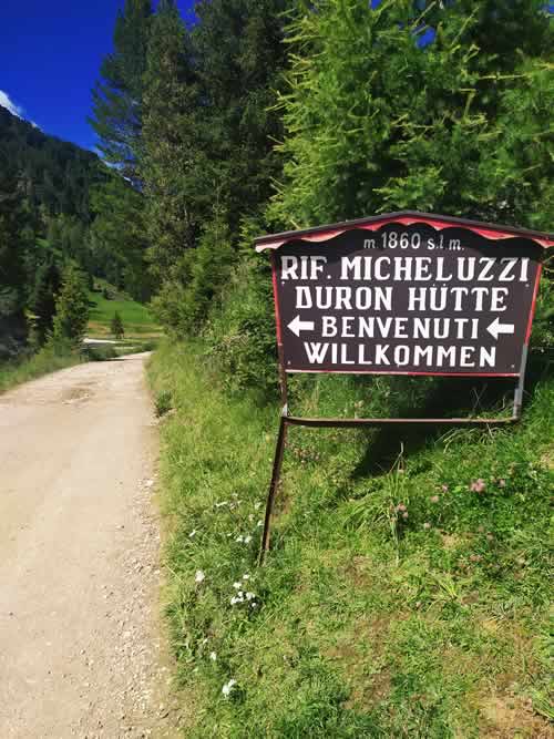 Cartello indicativo per il Rifugio Micheluzzi