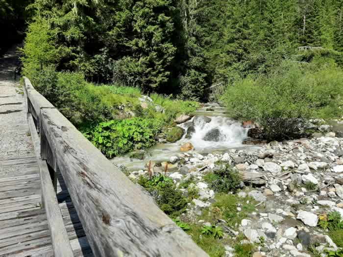 Cascatella sul torrente in montagna