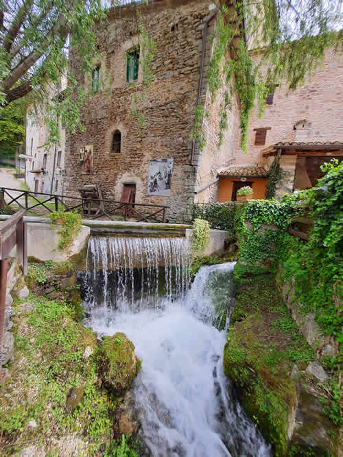 Cascata sul paese di Rasiglia