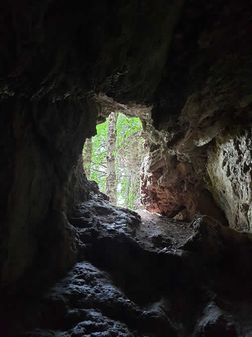 Grotta sotto le Cascate del Menotre