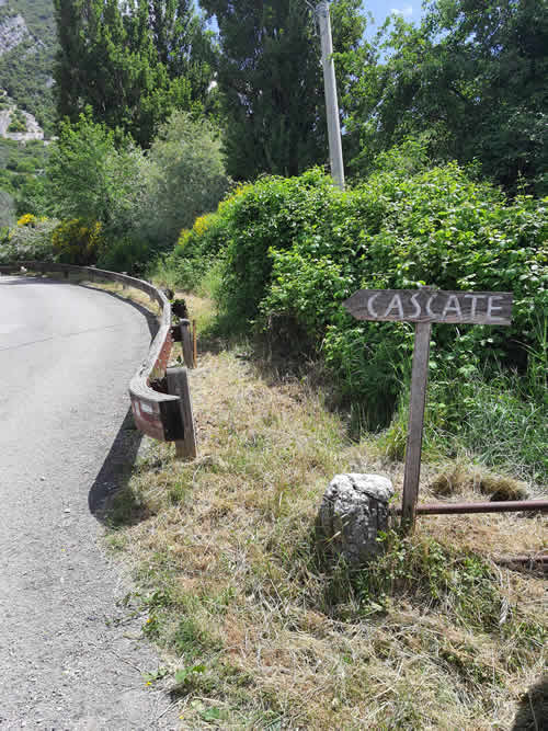 Cartello indicativo per le Cascate del Menotre