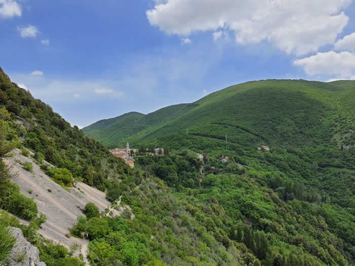 Paese di Pale sulla Valle del Menotre in Umbria