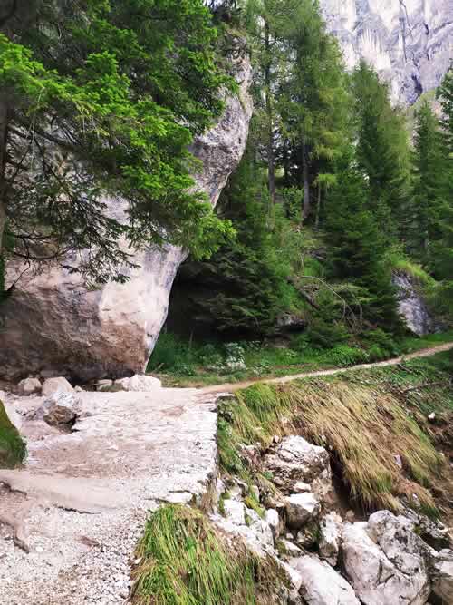 Roccia caduta su un sentiero