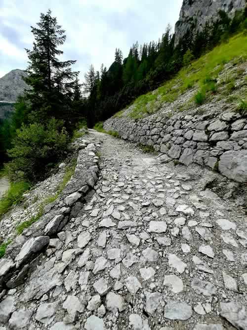 Strada lastricata per la Malga Ombretta sulle Dolomiti