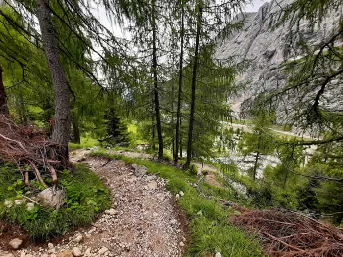 Il sentiero per il Rifugio Falier